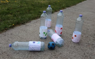 Des bouteilles recyclées en jeux pour enfants
