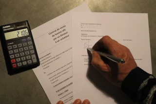 Pour les responsables syndicaux, la loi Egalim2 et la contractualisation qui va avec constituent une opportunité pour les agriculteurs, qui doivent s’en emparer, en soumettant à leurs acheteurs de bovins un contrat. 