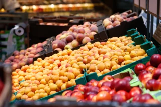 Fruits d'été : les arboriculteurs français mobilisés face à l’omniprésence des fruits espagnols